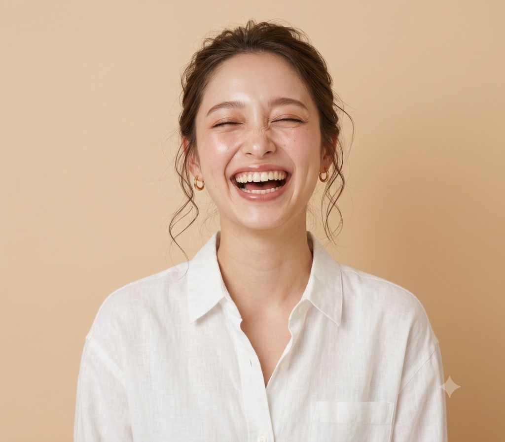 白いシャツ姿で笑顔の若い日本人ビジネスウーマン。宣材写真風のポートレート